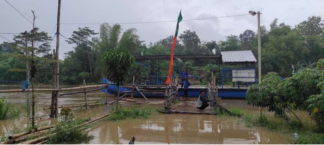 Sebagai antisipasi laka air akibat Sungai Brantas meluap, aktivitas perahu tambang ditutup. (Foto: Fendhy Plesmana/Ngopibareng.id)