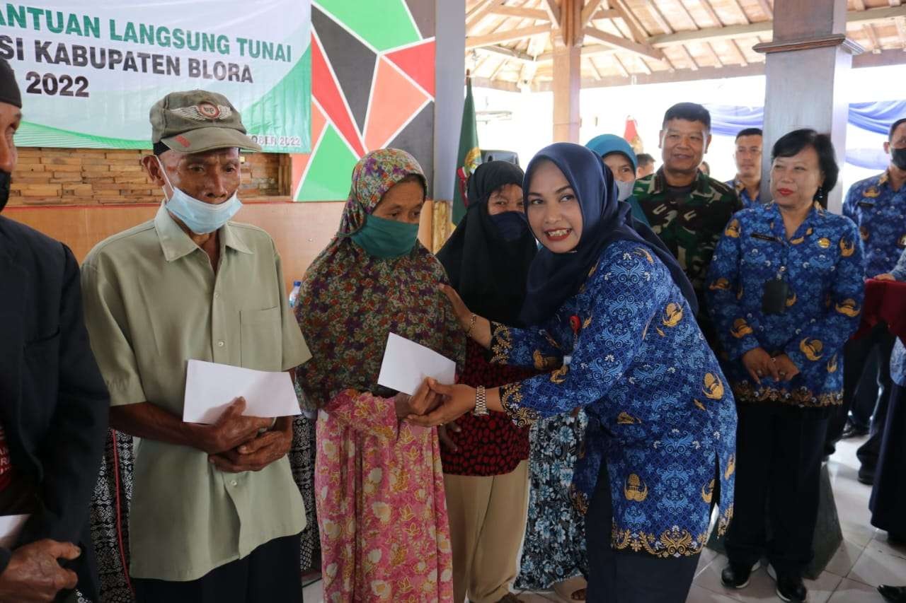 Wakil Bupati Blora Tri Yuli Setyowati serahkan secara simbolis bantuan BLT (Foto: Humas Pemkab Blora)