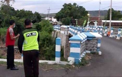 Jembatan di Desa Paowan, Kecamatan Panarukan Situbondo, lokasi pengendara motor terjatuh. (Foto: guido saphan/ngopibareng.id)