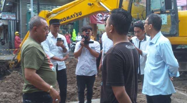 Wakil Wali Kota Surabaya, Armuji, berdialog dengan warga di atas proyek box culvert  yang amburadul di Jl. Nyamplungan, Selasa sore. Paling kanan adalah Roni, perwakilan warga. (Foto: Ngopibareng.Id/M. Anis)