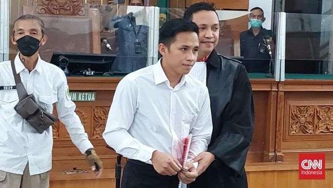 Terdakwa Bharada Richard Eliezer Pudihang alias Bharada E  dalam sidang yang digelar di PN Jakarta Selatan. (Foto: cnnindonesia)