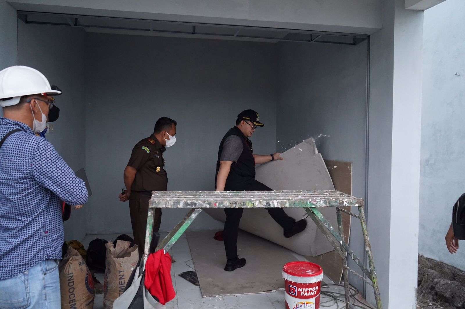 Sidak Pasar Wates, Mas Dhito mengecek semua material yang tak sesuai spesifikasi. (Foto: Kominfo Kabupaten Kediri)