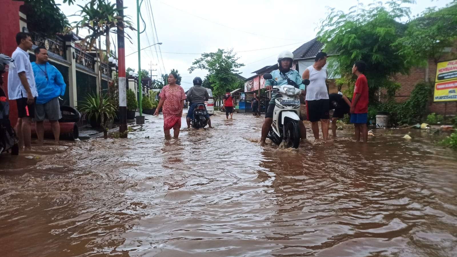 Hujan dengan intensitas tinggi di Banyuwangi mengakibarkan terjadinya banjir di sejumlah titik. (Foto: Muh Hujaini/Ngopibareng.id)