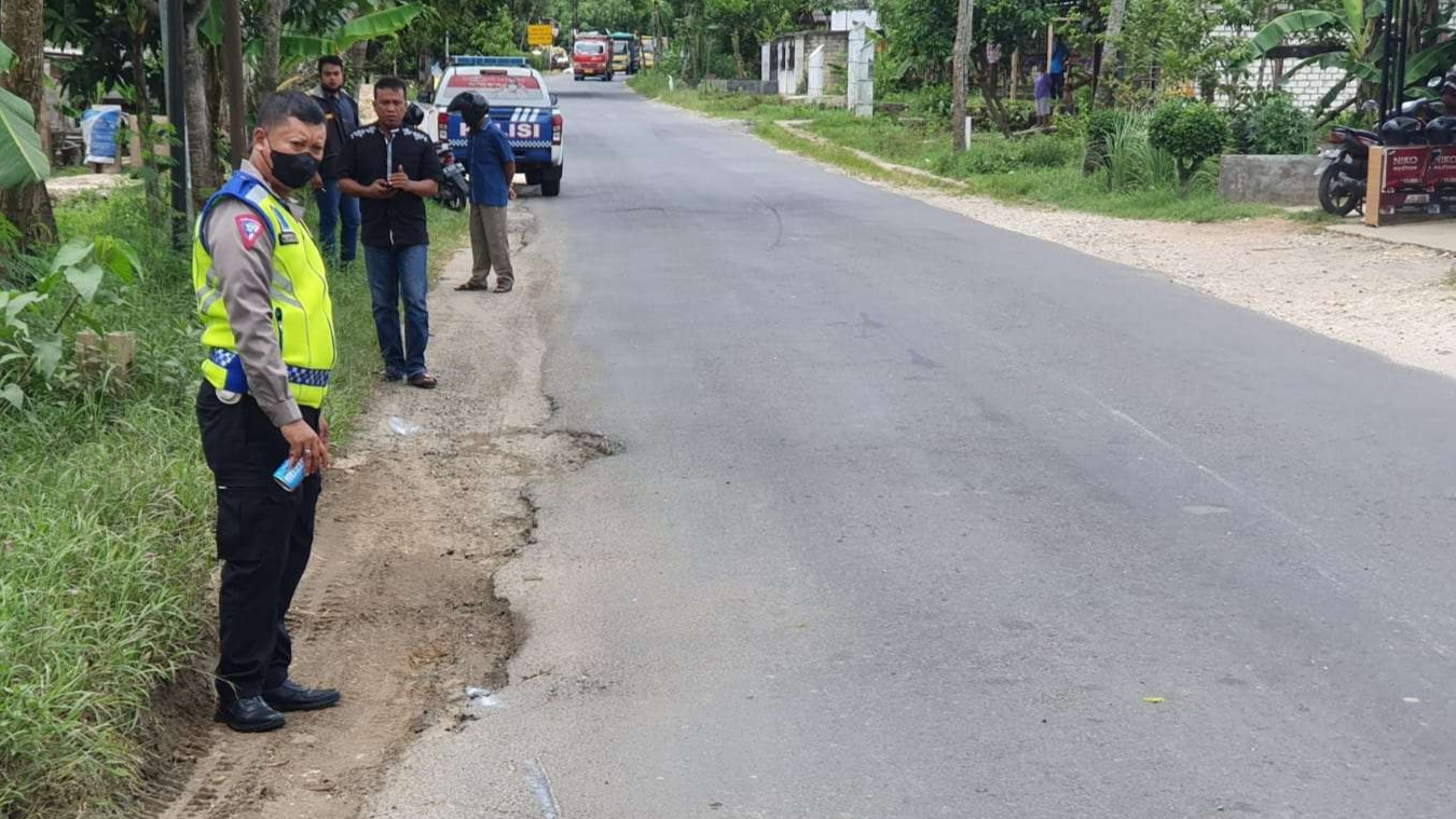 Petugas Satlantas Polres Tuban olah Tempat Kejadian Perkara (TKP) di lokasi kecelakaan (Foto: Dokumentasi Polres Tuban)