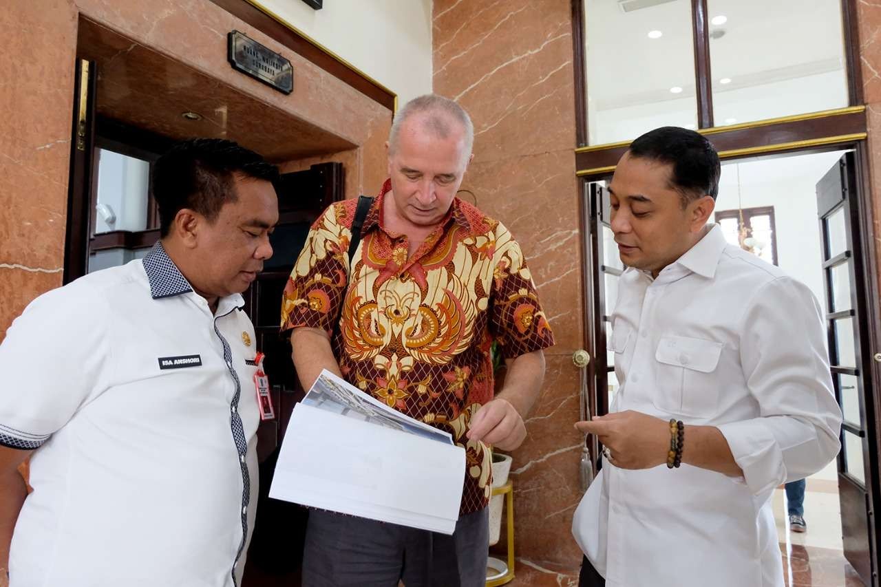 Walikota Eri bersama Kepala Dinas PU Sumber Daya Air Provinsi Jawa Timur Muhammad Isa Anshori dan Representative Kerjasama di Sektor Air Indonesia-Belanda Dr. Rien A.C. Dam. (Foto: Humas Pemkot Surabaya)