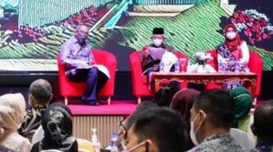 Wakil Presiden LH Ma'ruf Amin bersama Ibu  Hj Wury Ma'ruf bertemu dengan diaspora Indonesia di Singapura ( foto: BPMI Setwapres)