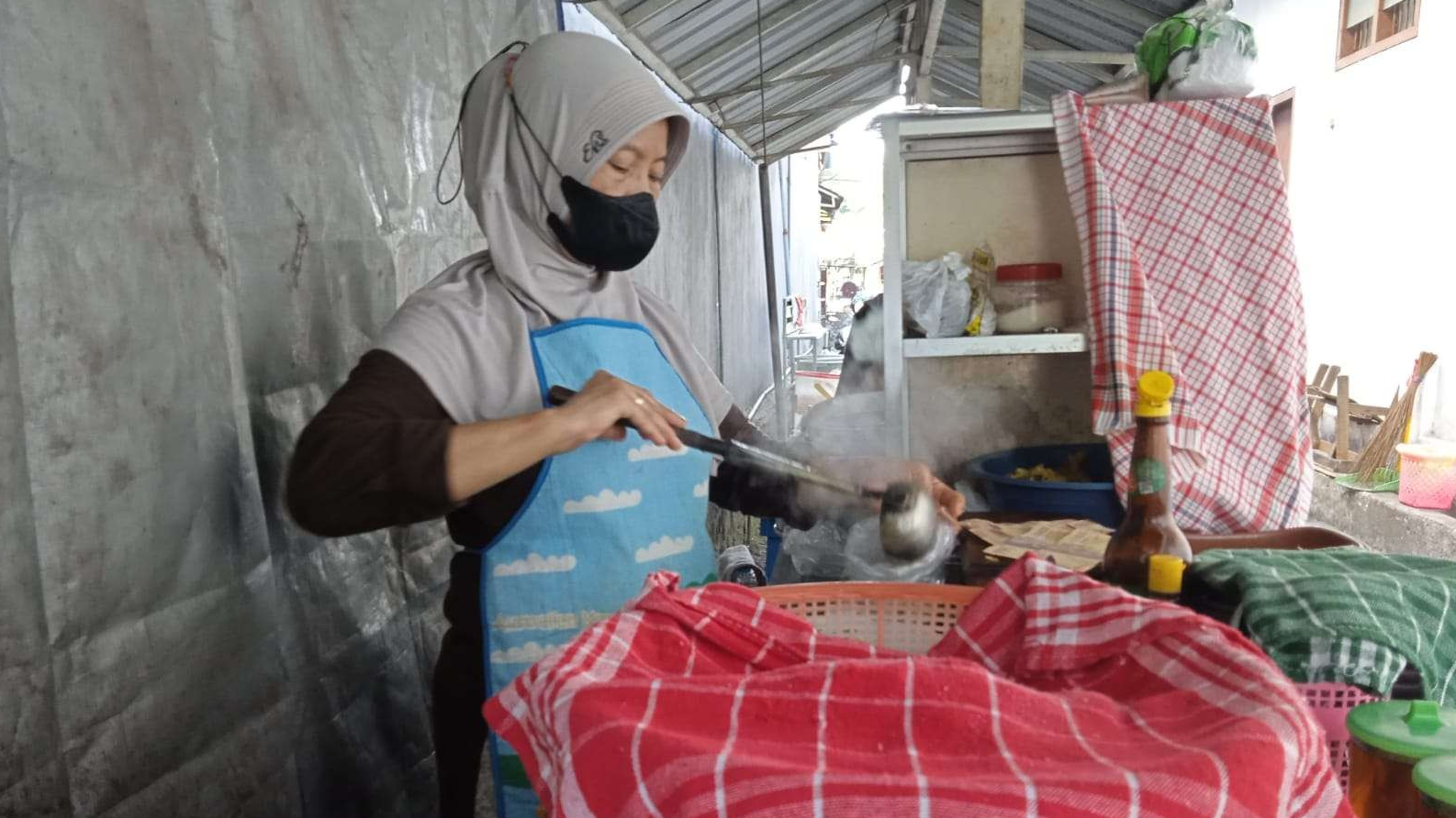 Mbak Tun, penjual Soto Lamongan khas kuah bening. (Foto: Imron Rosidi/Ngopibareng.id)