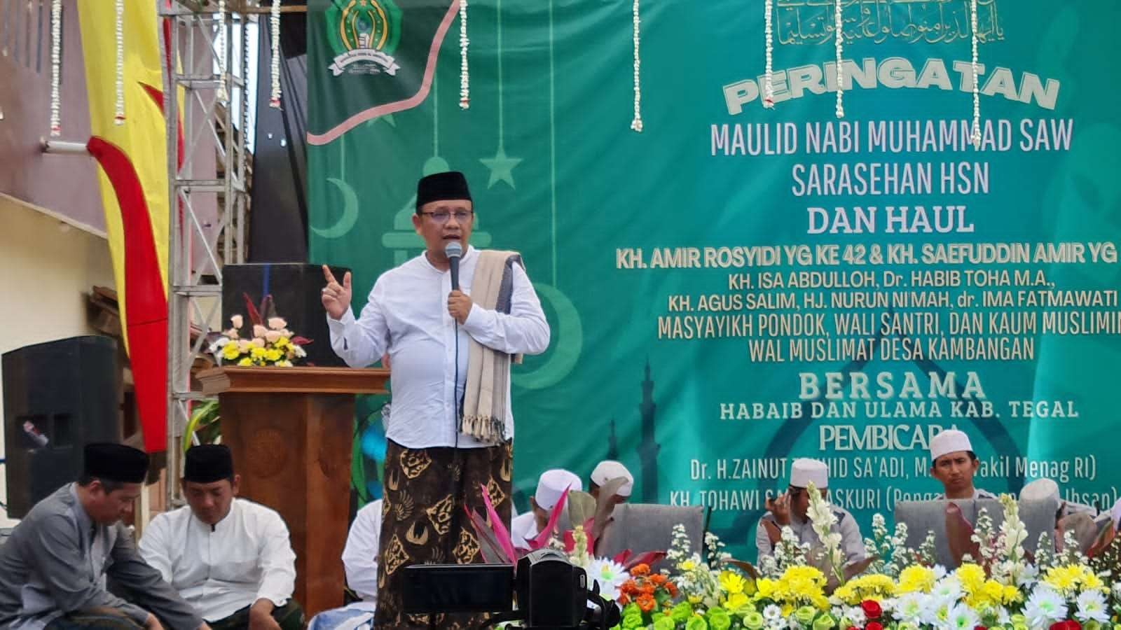 Dr. H. Hasan Chabibie (Plt. Ketua Umum MATAN NU) bersama Dr. H. Zainud Tauhid Saadi (Wakil Menteri Agama RI dalam agenda Haul dan Maulid di Pesantren Misbahul Huda al-Amiriyah, Tegal, Jawa Tengah. (Foto: munawir aziz)