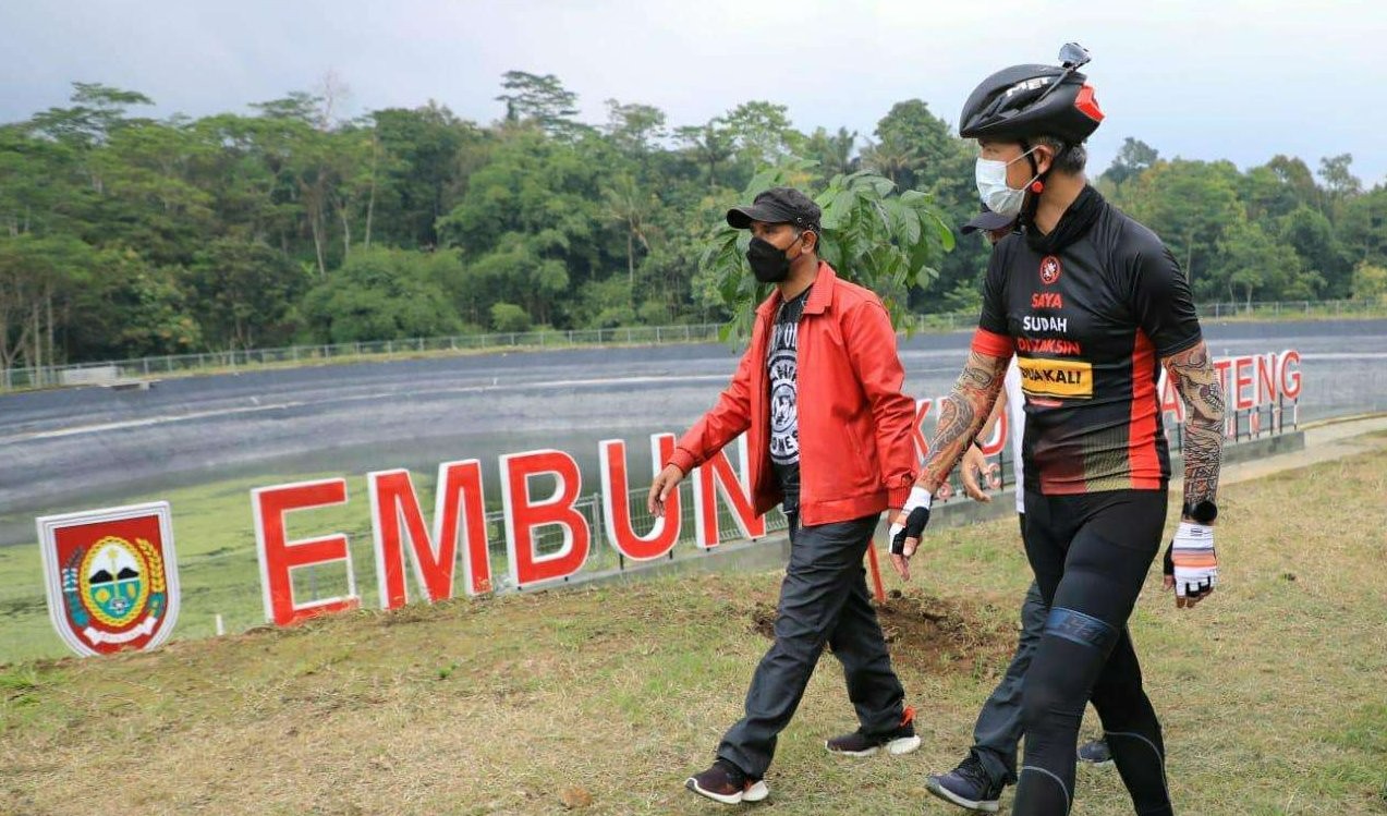 Gubernur Jawa Tengah, Ganjar Pranowo kunjungi embung yang baru selesai dibangun di Jawa Tengah. (Foto: dok. Humas Pemprov Jateng)