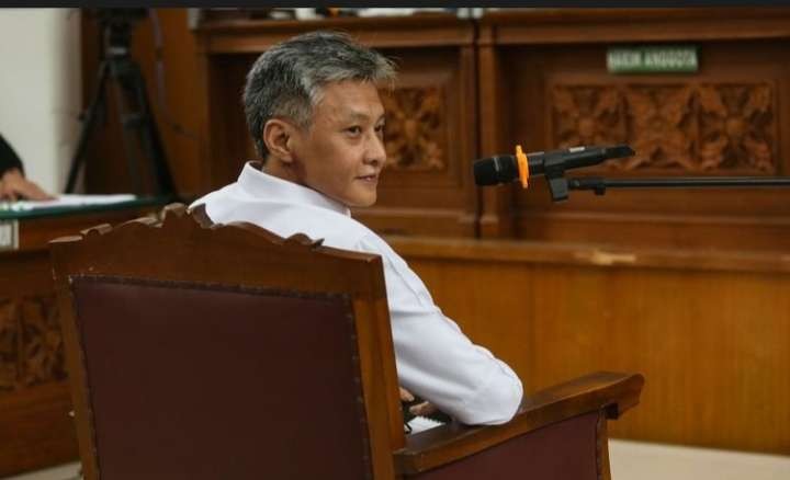 Brigjen Pol Hendra mendengarkan dakwaan dalam sidang pertama kasus upaya menghalangi penyidikan terkait  pembunuhan Brigadir J. (Foto: Ant)