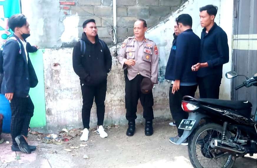 Korban dan beberapa mahasiswa UNARS Situbondo menunjukkan lokasi hilangnya Honda PCX kepada polisi.(foto: humas polres Situbondo)