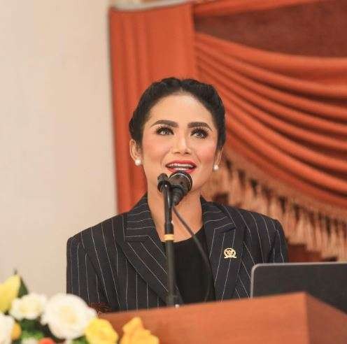 Diva pop sekaligus anggota Komisi IX DPR RI menjadi dosen tamu di FISIK UB, Selasa 18 Oktober 2022. (Foto: Instagram @krisdayantilemos)