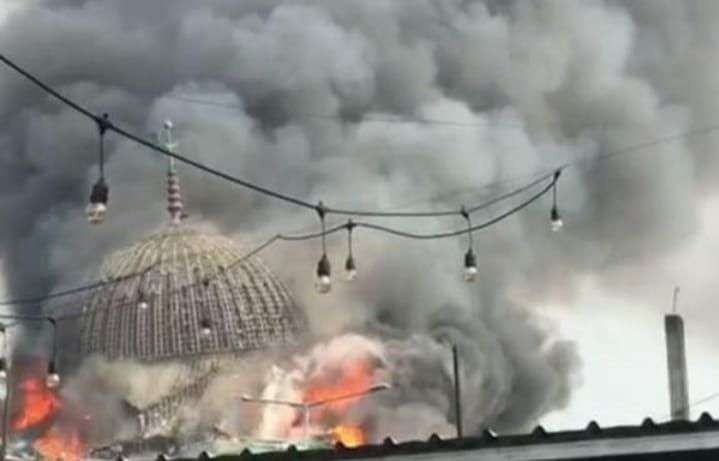 Masjid Islamic Center Koja Jakarta terbakar, selepas Asar, Rabu 19 Oktober 2022, pukul 15.15 WIB. Api berkobar sekitar satu jam. (Foto: Asmanu Jose/Ngopibareng.id)