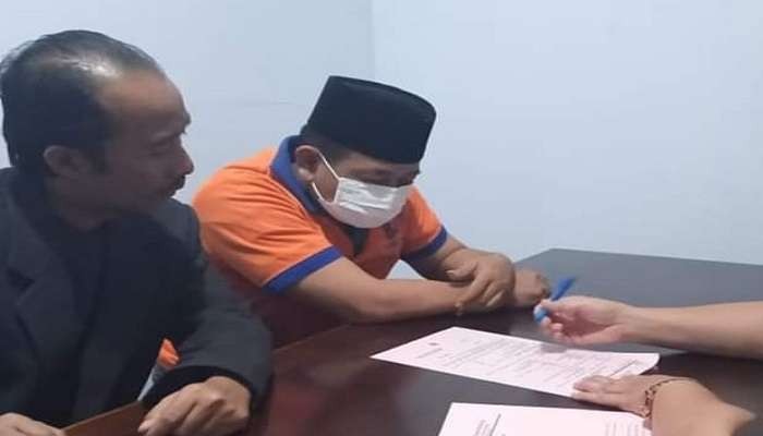 Kades Klatakan, AW didampingi kuasa hukumnya Abdul Mun'im (Foto: Istimewa)