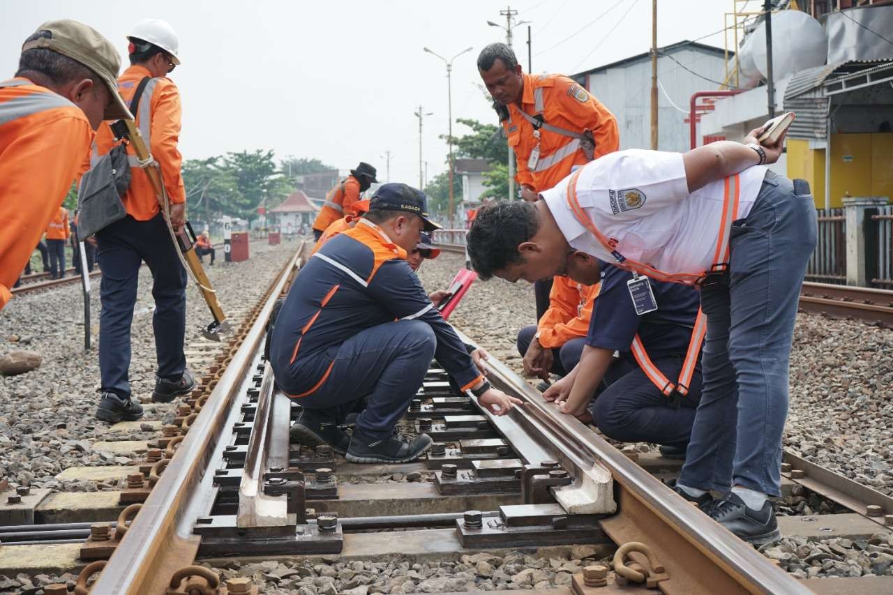 Petugas KAI melakukan pengecekan Rel Kereta Api (foto: Humas KAI)