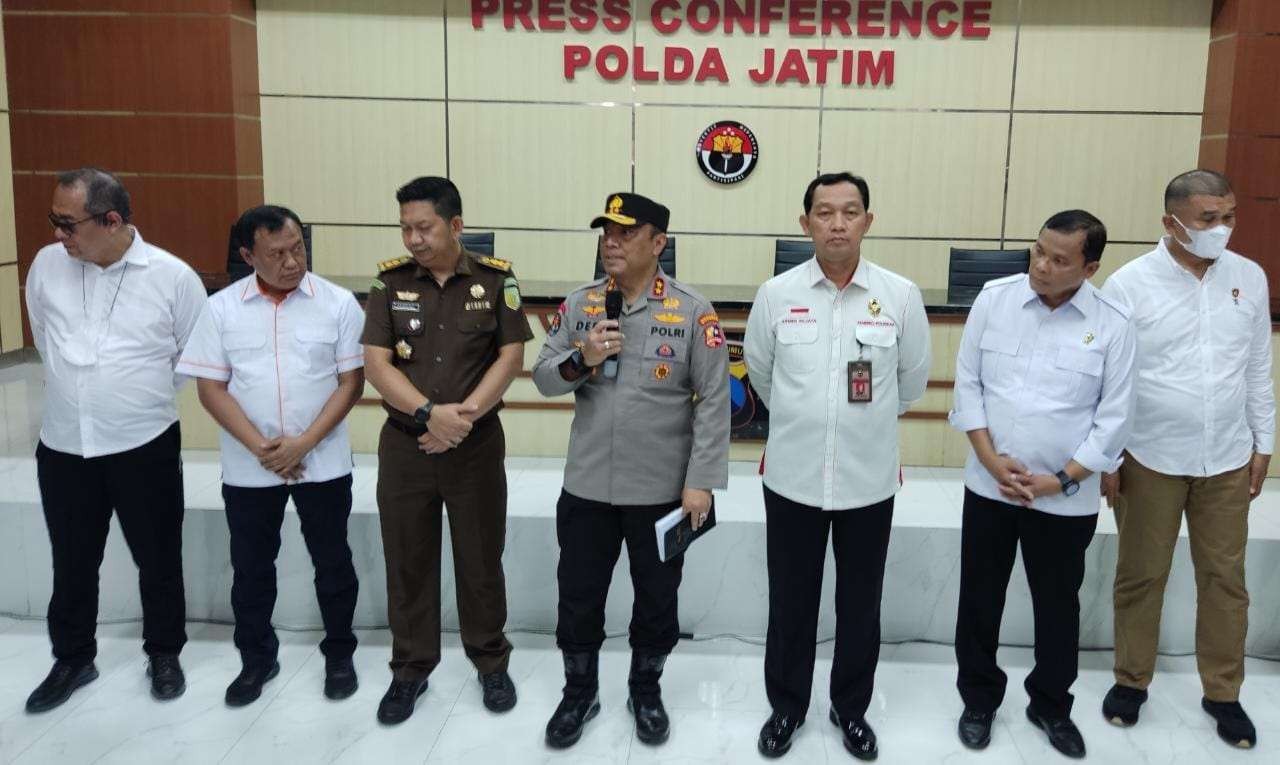 Kadiv Humas Mabes Polri, Irjen Pol Dedi Prasetyo (tengah) saat memberi keterangan terkait rekonstruksi Tragedi Kanjuruhan di Mapolda Jatim, Surabaya, Rabu 19 Oktober 2022. (Foto: Fariz Yarbo/Ngopibareng.id)