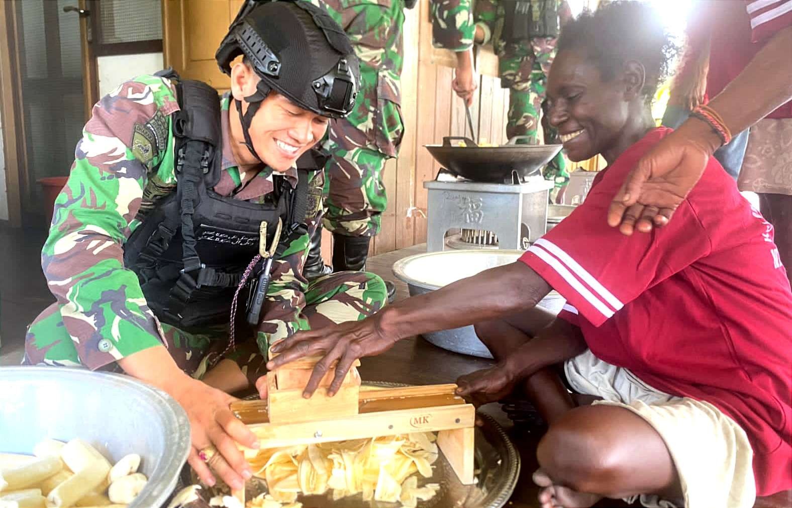 Mama-mama pedalaman Nduga Papua Pegunungan diajari prajurit Satgas Yonif Raider 514/SY Bondowoso membuat keripik pisang. (Foto: Penyonif Raider 514)