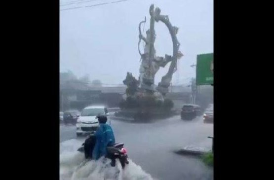 Bencana alam seperti banjir dan tanah longsor terjadi di Bali, Selasa 18 Oktober 2022. (Foto: Twitter)