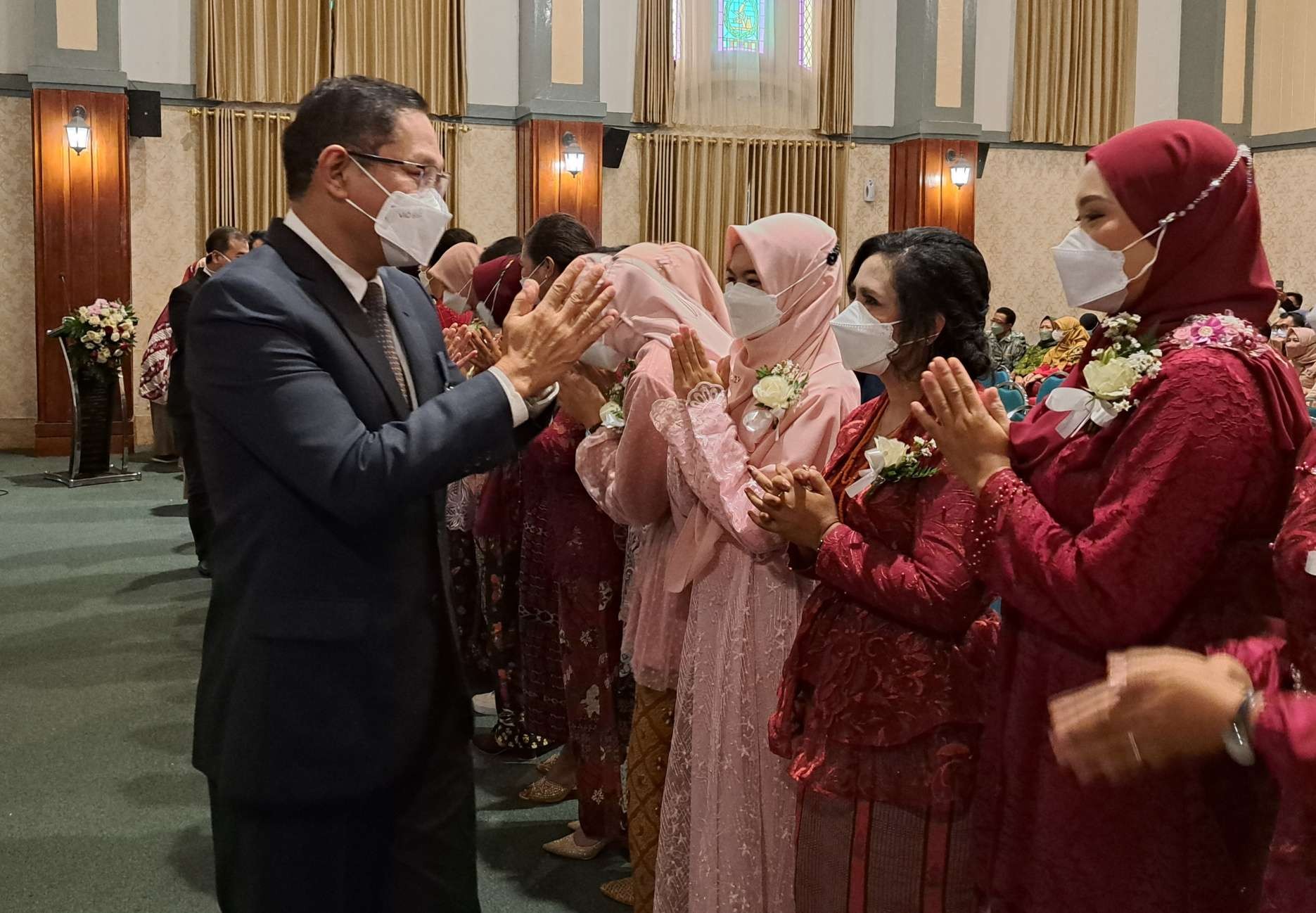 Dekan FK Unair, Prof Bus saat melantik 61 bidan yang diharapkan dapat berperan menurunkan angka kematian ibu dan bayi. (Foto: Pita Sari/Ngopibareng.id)