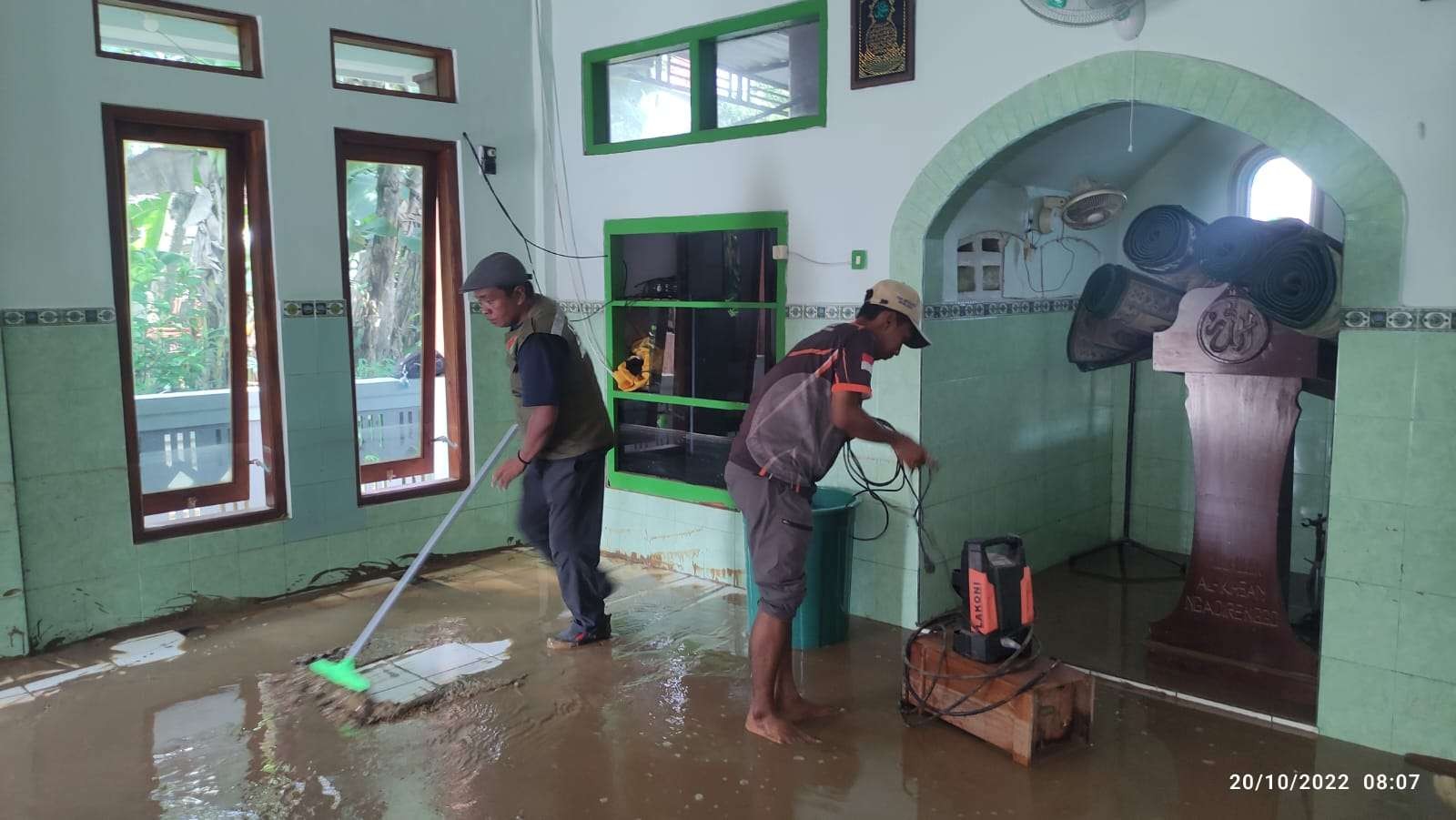 Aktivis Lembaga Penanggulangan Bencana dan Perubahan Iklim (LPBI) PWNU Jatim saat menunaikan tugas di Trenggalek. (Foto: lpbi-nu jatim)