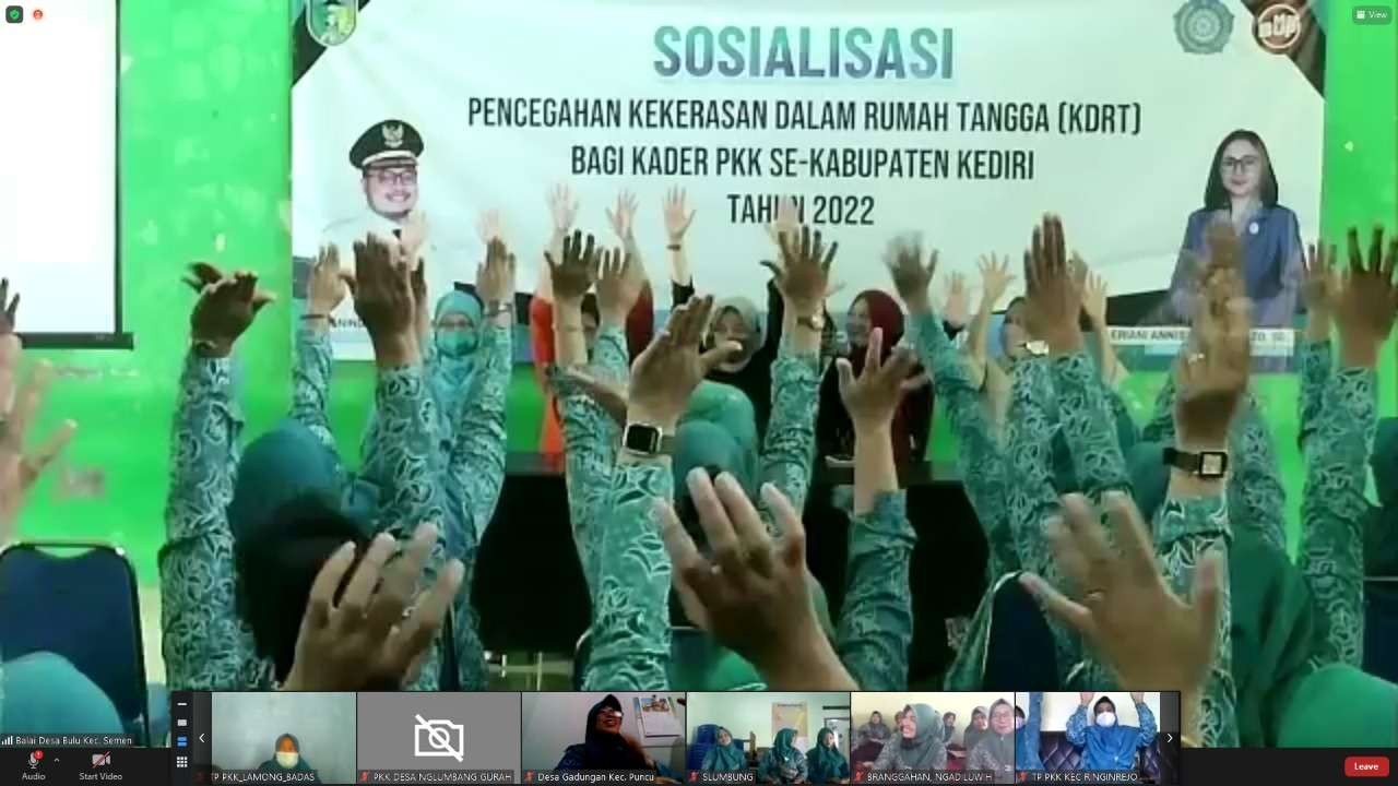 Ketua Tim Penggerak PKK Kabupaten Kediri Eriani Annisa Hanindhito dalam sosialisasi pencegahan KDRT. (Foto: Kominfo Kabupaten Kediri)