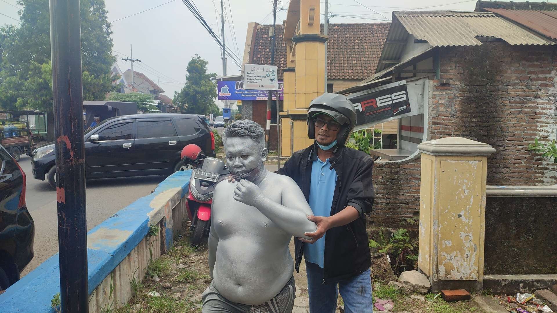 Manusia perak diamankan petugas.(Foto Deni Lukmantara/Ngopibareng)