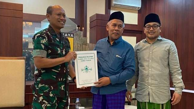 Panglima Kodam V Brawijaya Mayjen TNI Nuchahyanto saat  menerima Panitia Peringatan 100 Tahun NU dari jajaran PWNU Jatim yang dipimpin Ketua PWNU Jatim KH Marzuki Mustamar dan Ketua Panitia perhelatan seabad NU, KH Abdus Salam Shohib, Kamis 20 Oktober 2022. (Foto-foto: riadi/Ngopibareng.Id))