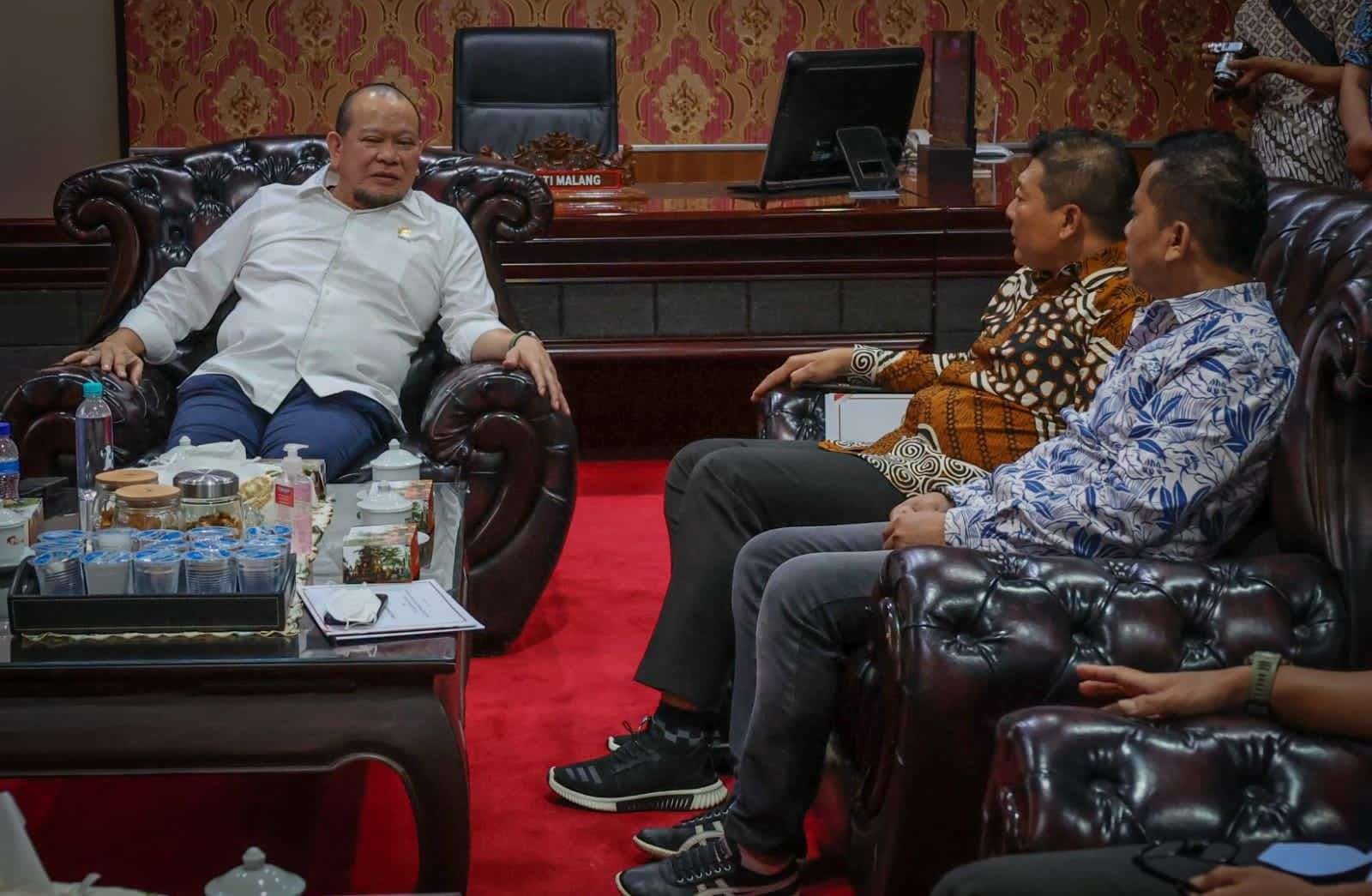 Ketua DPD RI, AA LaNyalla Mahmud Mattalitti berdialog dengan Wakil Bupati Malang, Drs Didik Gatot Subroto, SH, MH di Pendopo Kabupaten Malang, Jawa Timur, Kamis 20 Oktober 2022.(Foto: Istimewa)