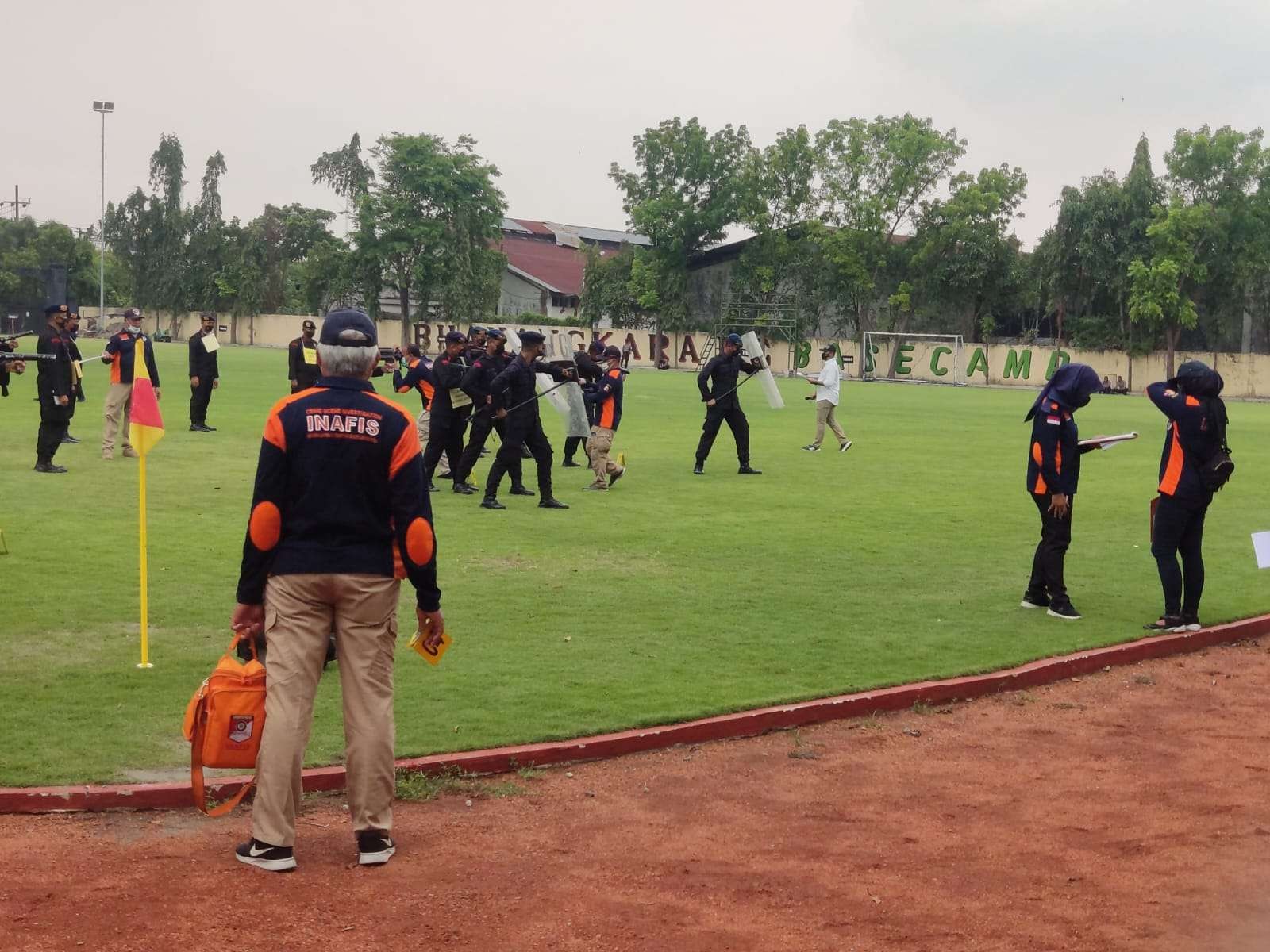 Rekontruksi tragedi Kanjuruhan digelar di lapangan sepak bola Mapolda Jawa Timur, Rabu 19 Oktober 2022. (Foto: Fariz Yarbo/Ngopibareng.id)