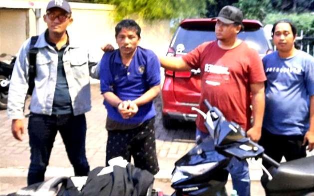 Pelaku curanmor asal Kabupaten Probolinggo dihajar warga saat diamankan ke Polres Situbondo. (foto:humas polres Situbondo)