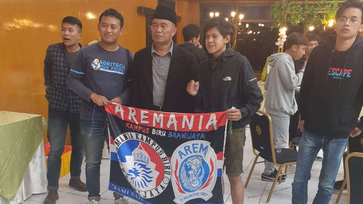 Menko PMK Muhadjir Effendy saat berada di Stadion Gajayana bersama Aremania.(Foto: Istimewa)