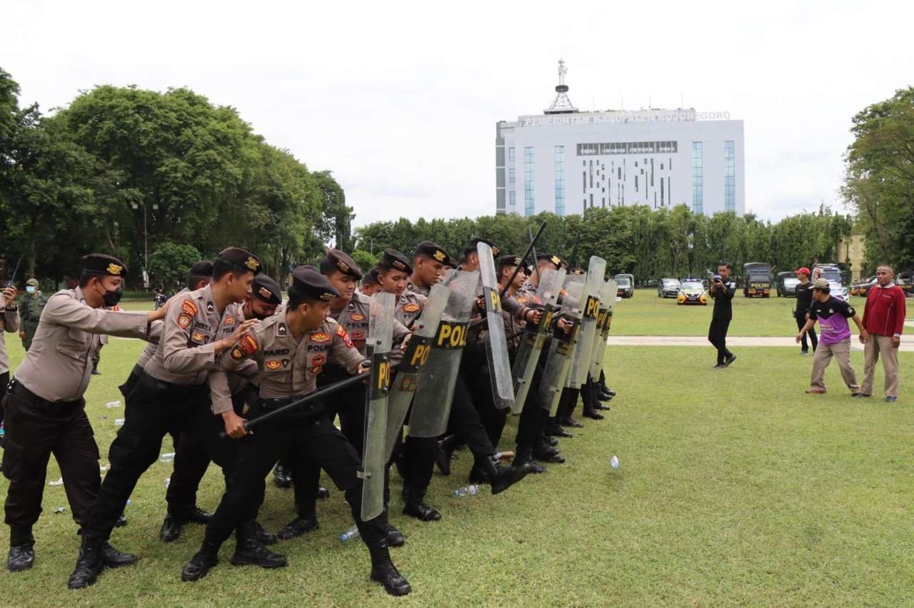 Aparat gabungan, Polres dan Kodim Bojonegegoro serta Pol-PP menggelar latihan bersama untuk pengamanan Pilkades serentak di 33 desa di Bojonegoro, pada  Rabu 26 Oktober 2022. (Foto: Humas Polres Bojonegoro)