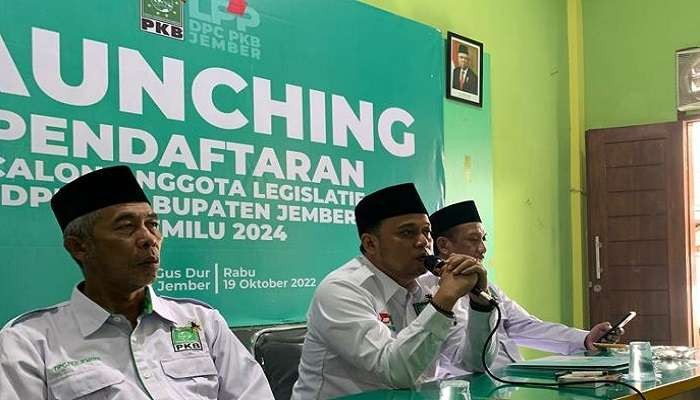 Ketua DPC PKB Jember Ayub Junaidi (tengah) saat memaparkan dibukanya pendaftaran bakal calon legislatif (Foto: Rusdi/Ngopibareng.id)