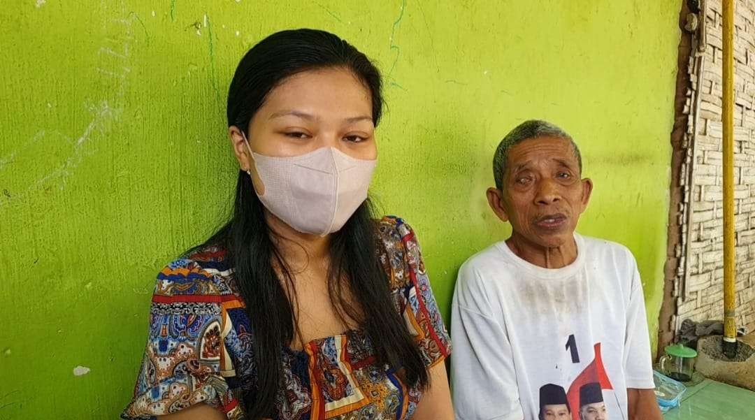 Yulia, 28 tahun, warga Desa Kalirejo, Kecamatan Dringu, Kabupaten Probolinggo yang mempertanyakan bayinya telah diadopsi orang lain. (Foto: Ikhsan Mahmudi/Ngopibareng.id)