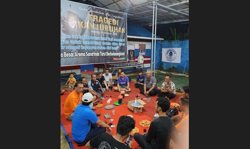 Aremania Samarinda dan suporter Pusamania berbaur, mendoakan korban tragedi Kanjuruhan. (Foto: Dokumentasi Pusamania)