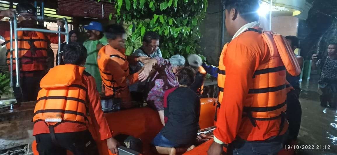 Tim relawan dan BPBD evakuasi warga terdampak banjir di Blora. (Foto: BPBD Blora)