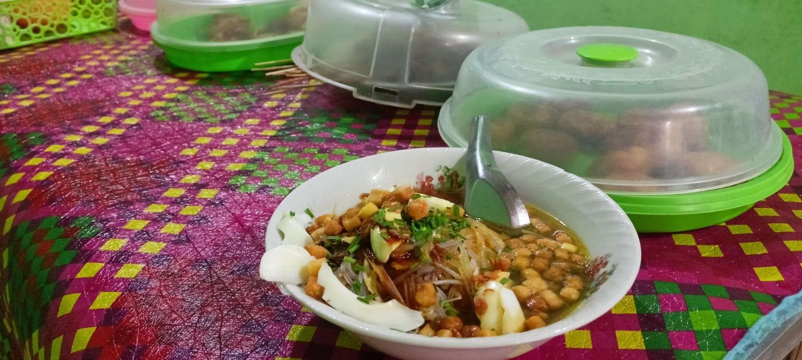 Soto Klethuk Mbah Gowak di Blora, rasa khasnya bertabur irisan ketela goreng (Foto: Ahmad Sampurno/Ngopibareng.id)