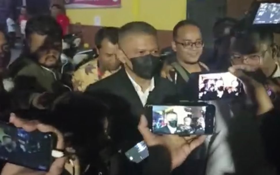 Wakil Ketua PSSI, Iwan Budianto usai dimintai keterangan oleh penyidik (Foto: Andhi Dwi/Ngopibareng.id)