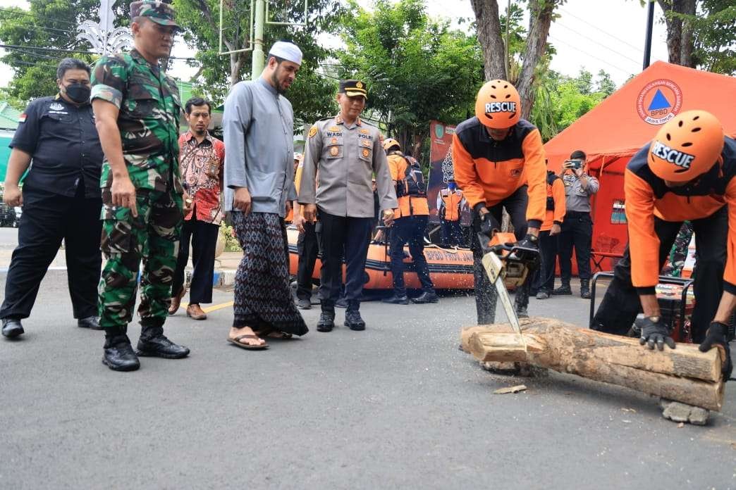 Walikota Habib Hadi Zainal Abidin (bersarung) meninjau kesiapan peserta apel dalam mengantisipasi bencana hidrometerologi. (Foto: Ikhsan Mahmudi/Ngopibareng.id)