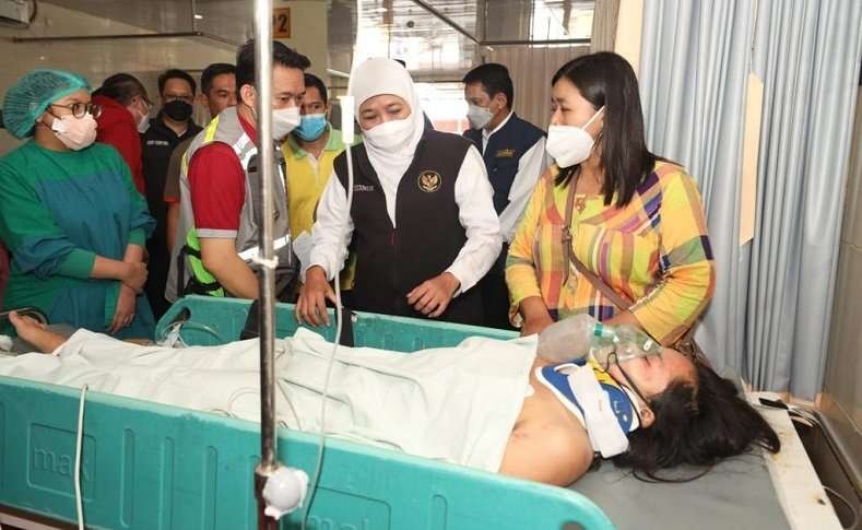 Khofifah menjenguk korban tragedi Kanjuruhan yang dirawat di RSSA Malang. (Foto: Dok Jatim)