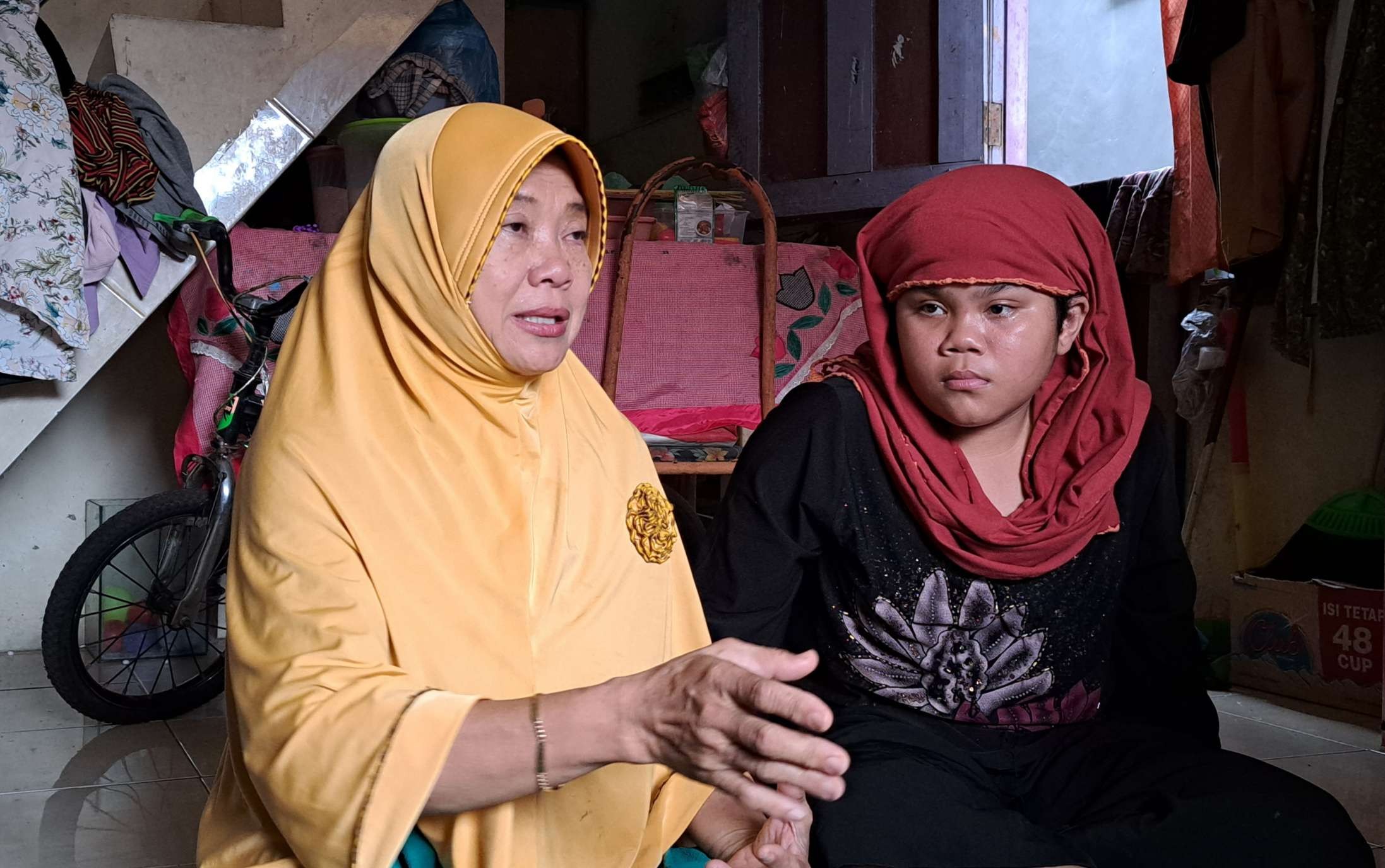 Anisyah, nenek Muhammad Abizar Al-Ghifari menceritakan kronologi cucunya mengidap gagal ginjal misterius hingga meninggal dunia. (Foto: Pita Sari/Ngopibareng.id)