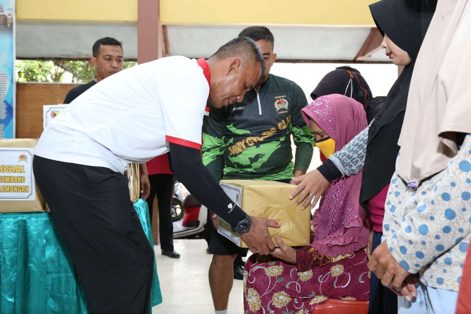 Dandim 0812 Lamongan, Jawa Timur, Letkol Kav Endi Siswanto Yusuf (kiri) gowes dengan sepeda kuno. (Foto: Dokumentasi Pendim 0812 Lamongan)