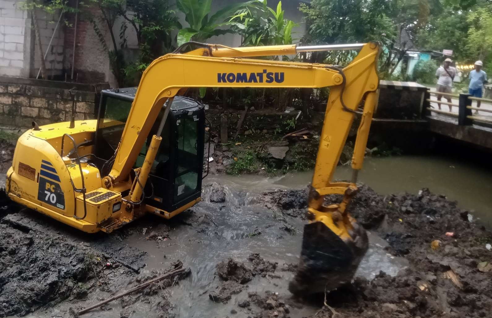 Alat berat diturunkan untuk melakukan pengerukan kali oleh Dinas PUPR Blora. (Foto: Ahmad Sampurno/Ngopibareng.id)