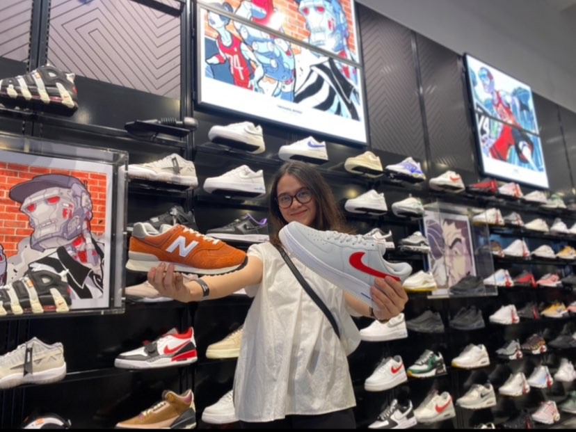 Beberapa koleksi sneakers Foot Locker di gerai Pakuwon Mall, Surabaya. (Foto: Lalu Theo/Ngopibareng.id)