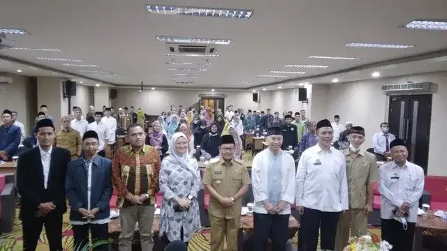 KH Muhammad Bisri, Pengasuh Pesantren Bahrul Maghfiroh, bersama Walikota Malang, Sutiaji. Kemajuan pondok pesantren menjadi salah satu perhatiannya. (Foto: humas pemkot malang)