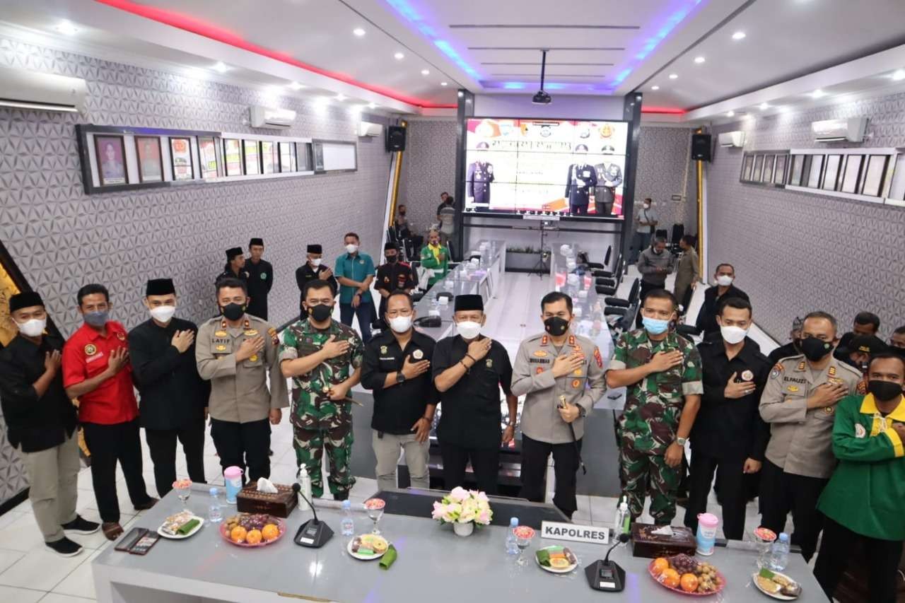 Kapolres Bojonegoeo AKBP Muhammad bersama sejumlah pendekat silat gelar pertemuan di Polres Bojonegoro, pada Jumat 21 Oktober 2022.(Foto: Humas Polres Bojonegoro)