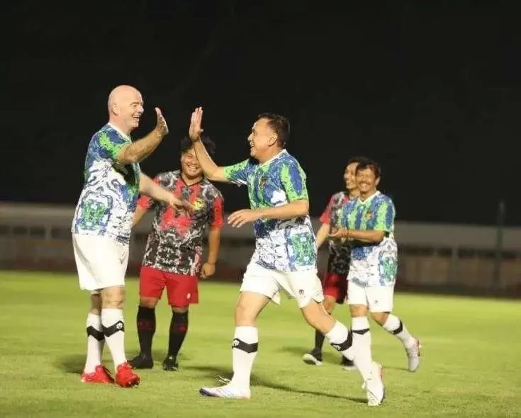 Fun Football PSSI dan FIFA yang melibatkan Ketua Umum Mochamad Iriawan alias Iwan Bule dan Presiden Gianni Infantino. (Foto: Twitter/@PSSI)