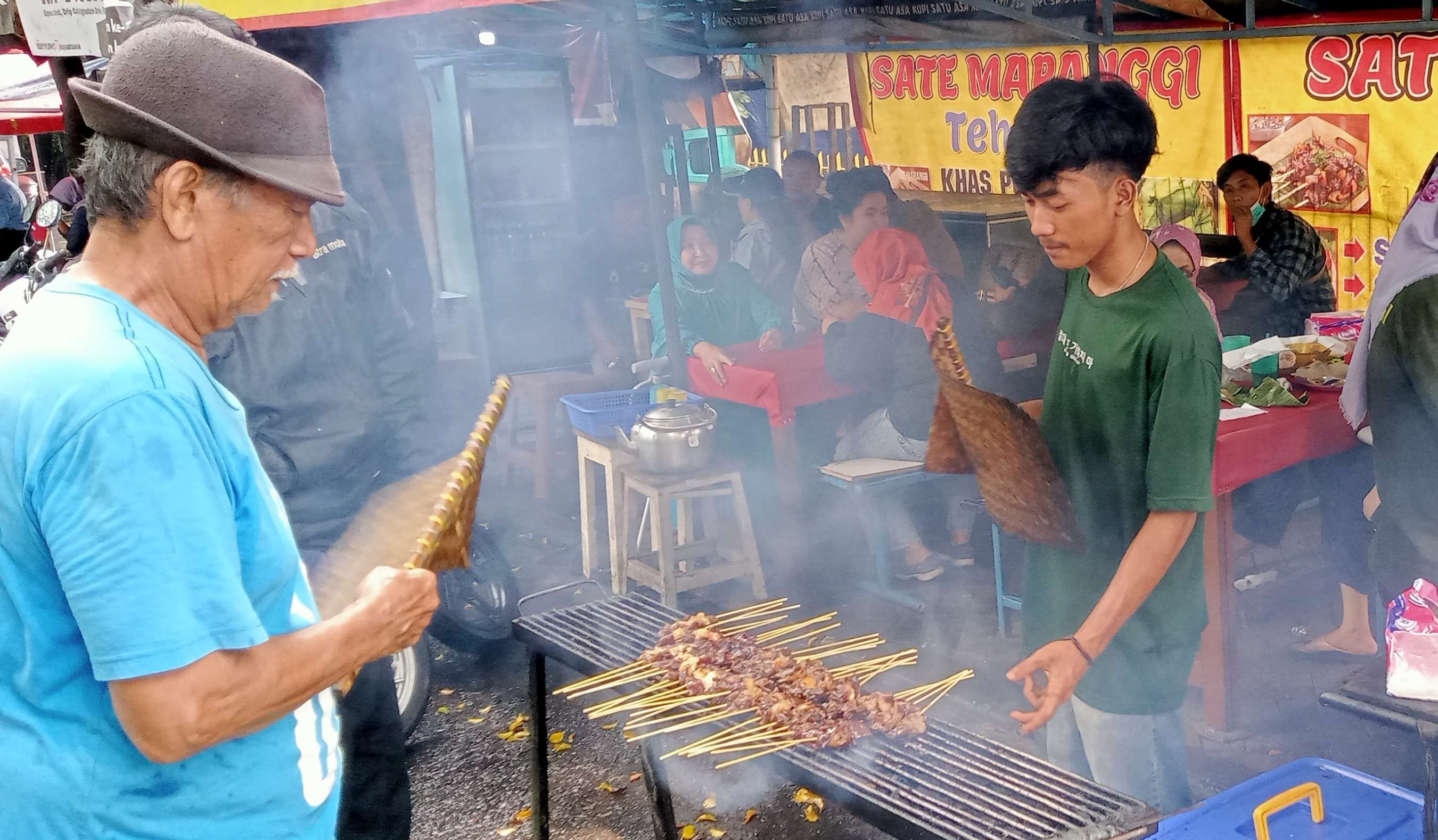 Sate maranggi dalam proses pembakaran, asapnya menebarkan aroma rempah rempah yang membuat perut keroncongan. (Foto: Asmanu/ngopibareng.id)