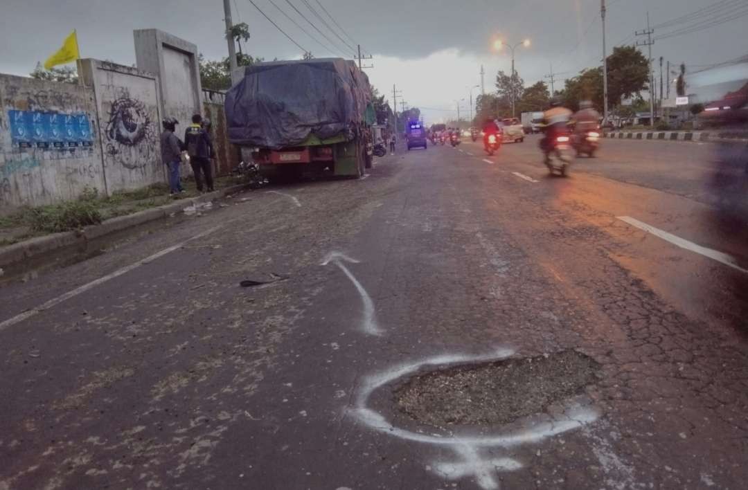 Pemotor tewas seketika setelah menabrak truk parkir. (Foto: Dokumentasi Satlantas)