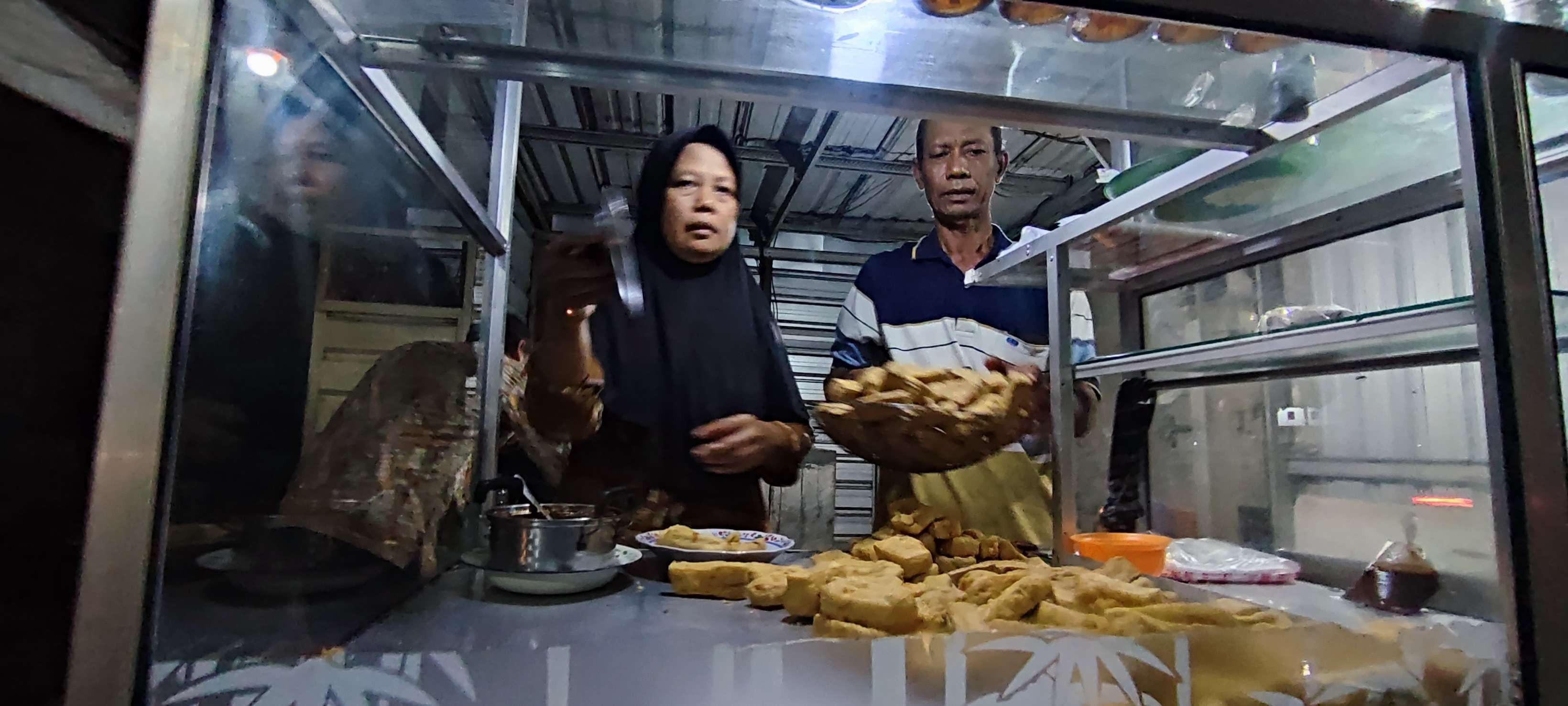 Tahu legendaris yang selalu ramai pembeli. (Foto: Deni Lukmantara/Ngopibareng.id)